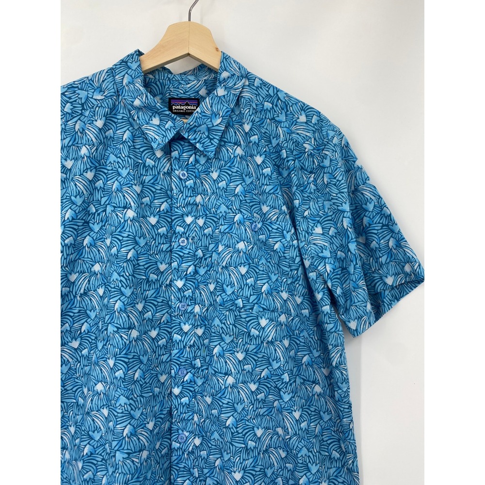 Patagonia Button Down Men Large Blue Abstract Wave Print Short Sleeve Cotton